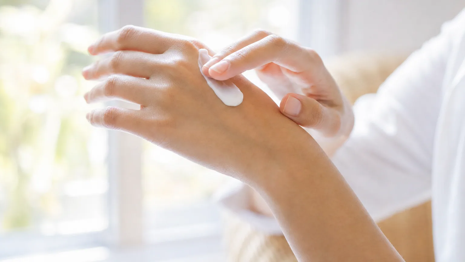 Soin des mains en été : les garder douces et nettes malgré le soleil, l'eau et le sable