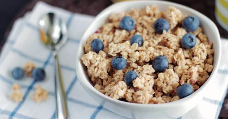 découvrez notre délicieux granola fait maison, croustillant et plein de saveurs, idéal pour un petit-déjeuner sain et gourmand.