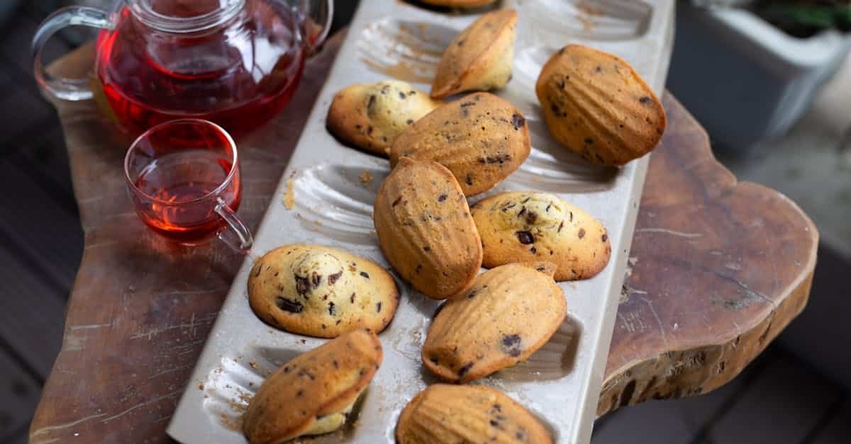 découvrez de délicieuses madeleines fraîchement préparées avec une recette traditionnelle. savourez ces petites douceurs moelleuses et parfumées, idéales pour accompagner un moment de détente ou une pause gourmande.