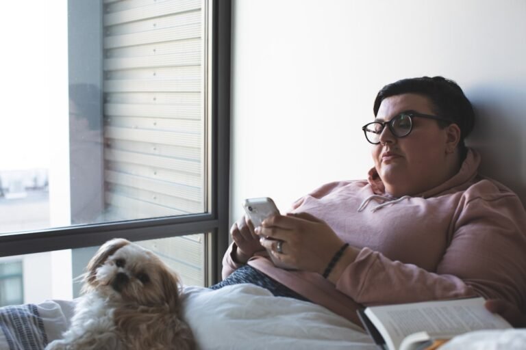 découvrez les causes, les conséquences et les solutions face à l'obésité. informez-vous sur les enjeux de santé publique liés à cette maladie chronique et apprenez à adopter un mode de vie sain pour lutter contre l'obésité.