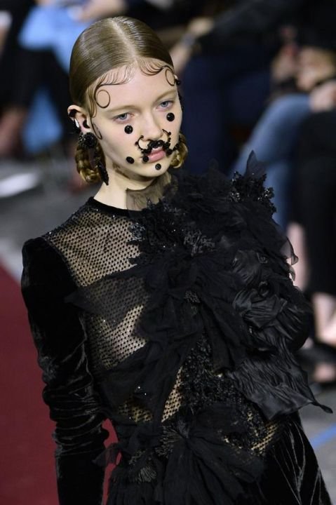 bijoux visage defile Givenchy